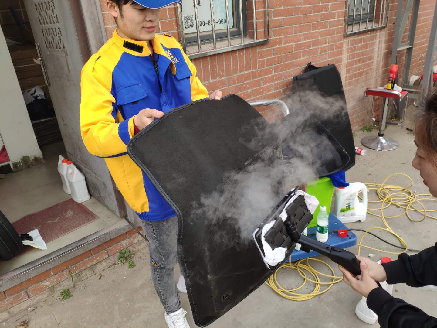 汽車(chē)除甲醛除味現(xiàn)場(chǎng)